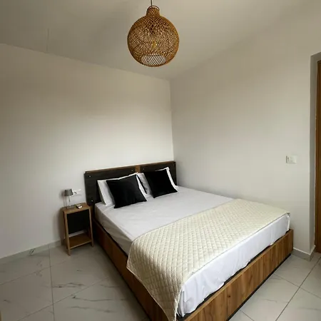 Anthea Kır Evi *